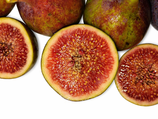 Récolte au verger penty fruits de figues d'une variété locale (Ficus carica) montrant des fruits entiers à l'épiderme pourpre et des figues coupées révélant une chair rouge intense et juteuse